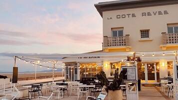 Sarapan, makan tengah hari, makan malam dihidangkan; berhadapan pantai