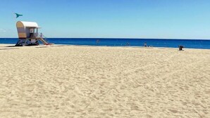 A beach with a lifeguard station and a clear blue sky. - La Côte Révéé (Leucate)