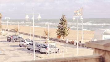 Quarto casal, sacada, vista parcial para o mar | Área da propriedade