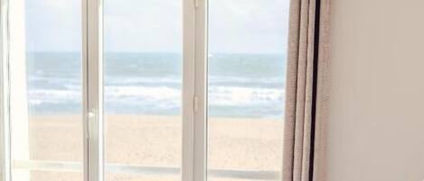 Cortinas blackout, wifi gratis y ropa de cama