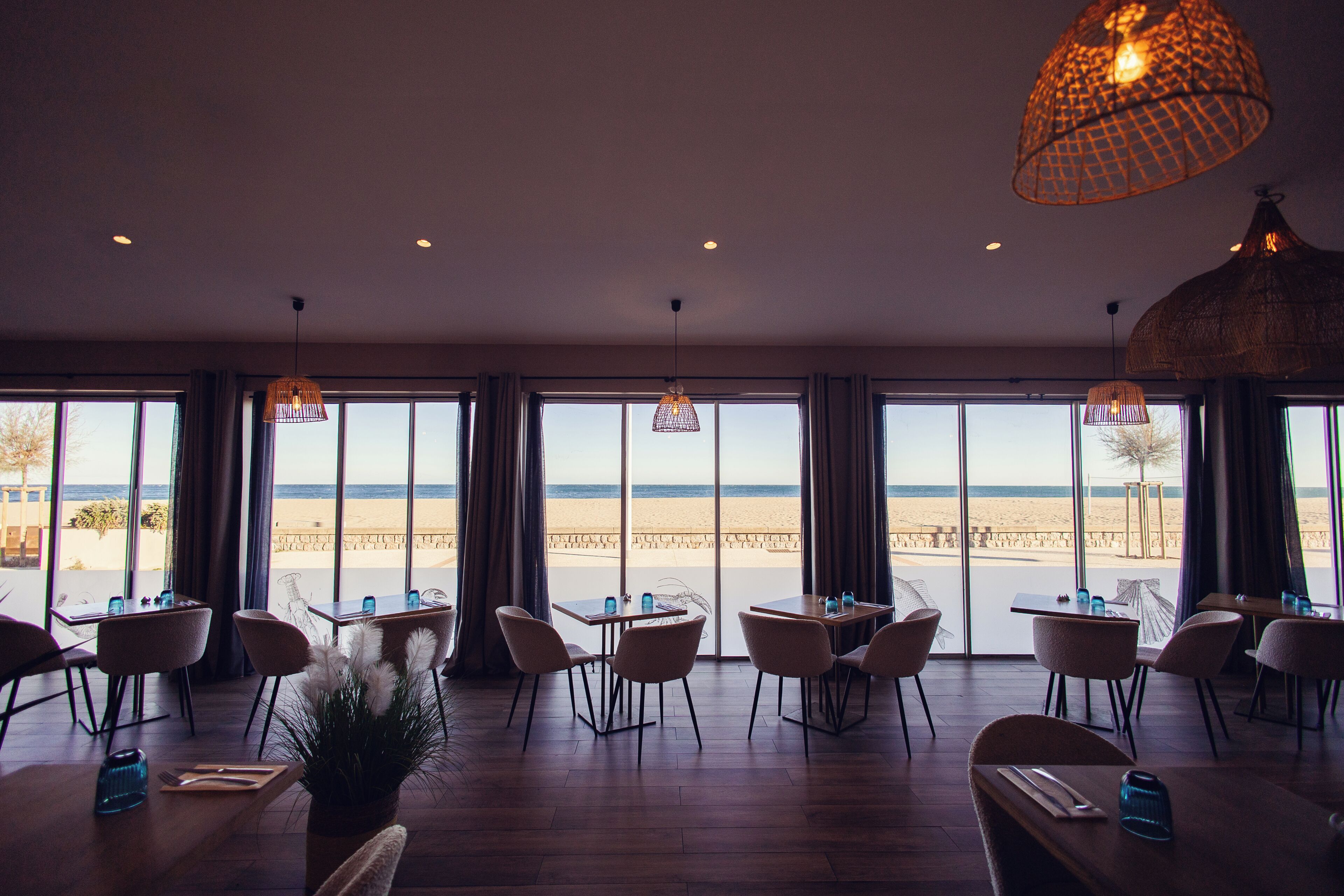 Petit déjeuner, déjeuner et dîner servis sur place, vue sur la plage