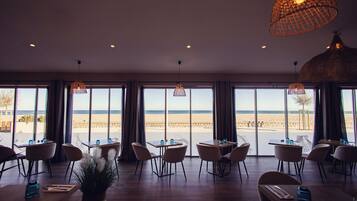 Petit déjeuner, déjeuner et dßner servis sur place, vue sur la plage