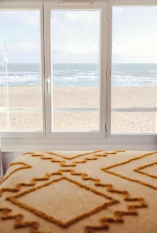 Cortinas blackout, wifi gratis y ropa de cama . La Côte Révéé