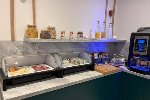 Colazione a buffet, servita tutte le mattine (18 EUR a persona)