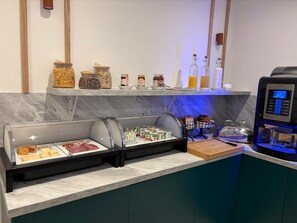 Päivittäinen buffetaamiainen (18 EUR per henkilö)