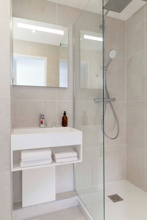 Douche, serviettes fournies