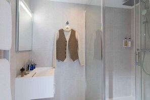 Superior Room | Bathroom | Shower, towels - Hôtel Seb&Co  (Paris)
