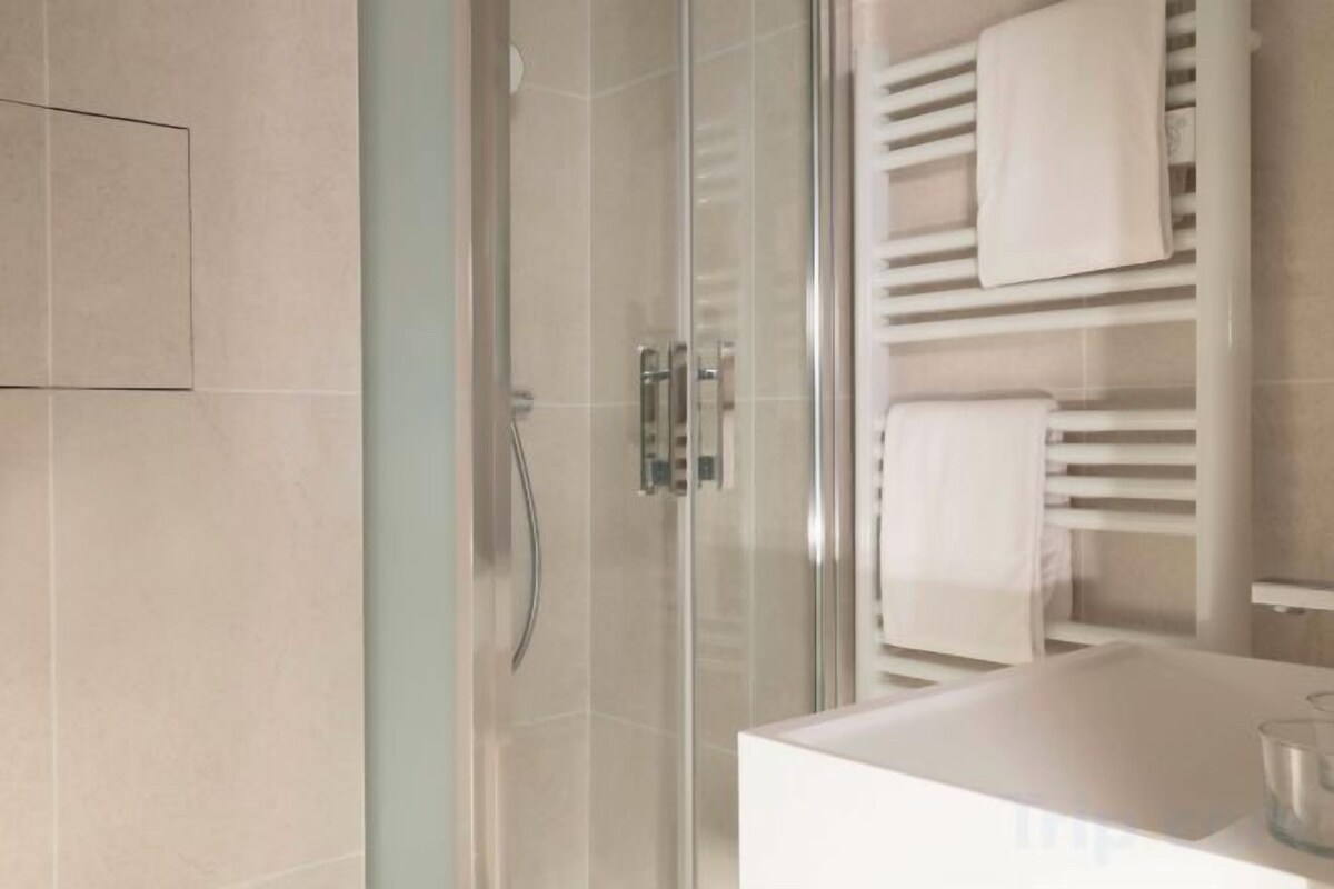 Salle de bain | Douche, serviettes fournies