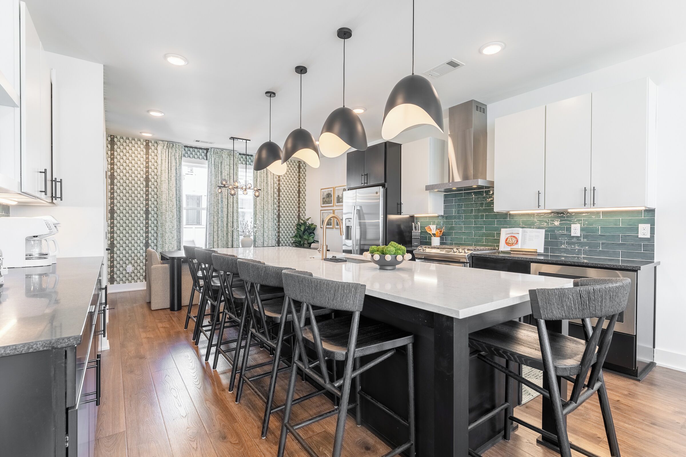 Een koelkast, een magnetron, een oven, een vaatwasser