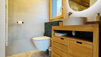 Douche, sèche-cheveux, serviettes fournies, savon