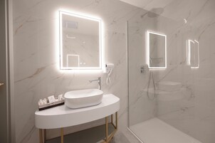 Ducha, secador de pelo, pantuflas, toallas