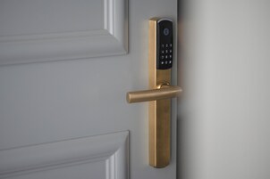 客房内保险箱、办公桌、笔记本电脑工作区、遮光窗帘