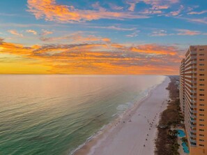 Na praia, espreguiçadeiras 