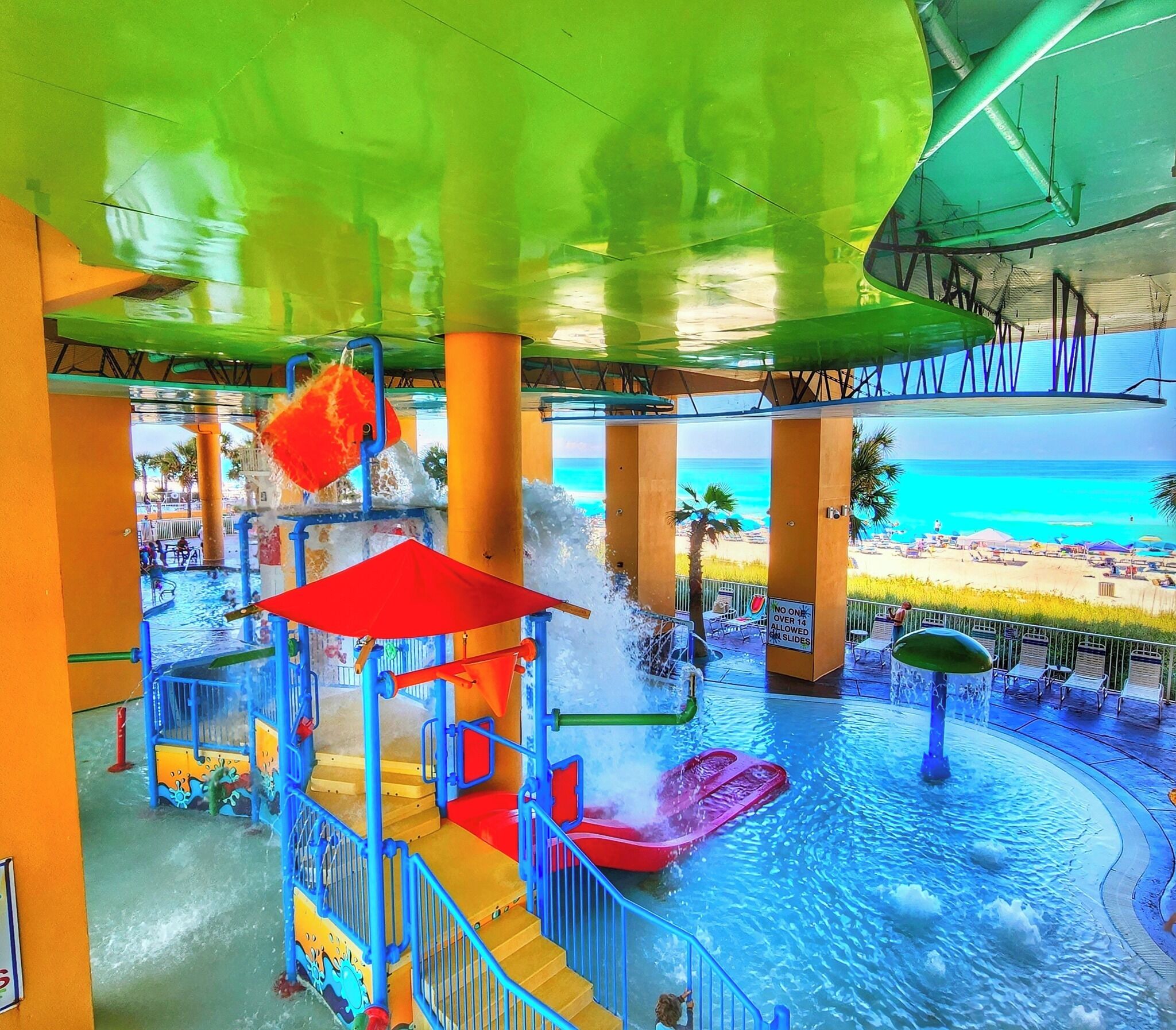 Een buitenzwembad, een verwarmd zwembad