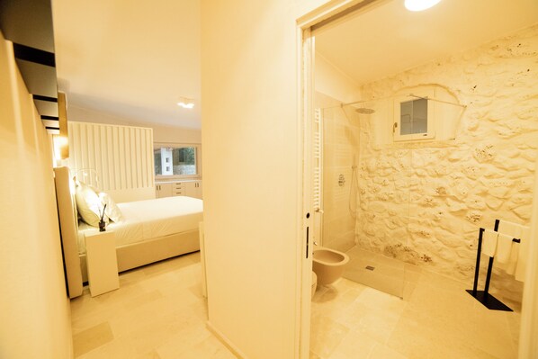 Dusche, Haartrockner, Bidet, Handtücher