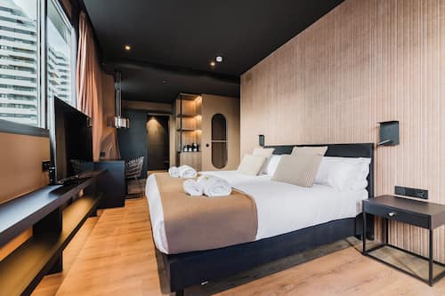 Habitación junior doble, balcón | Caja fuerte, espacio para trabajar con un portátil, cortinas opacas