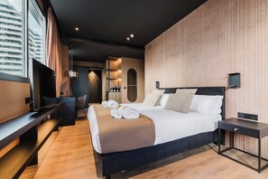 Junior tweepersoonskamer, balkon | Een kluis op de kamer, een laptopwerkplek, verduisterende gordijnen