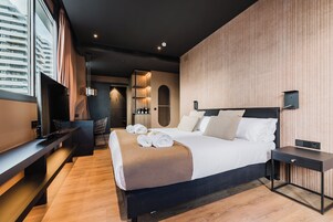 Junior-dobbeltværelse - balkon | Pengeskab på værelset, arbejdsområde til bærbare computere