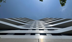 Un edificio moderno con un diseño arquitectónico único, que presenta una serie de estructuras curvas y escalonadas.