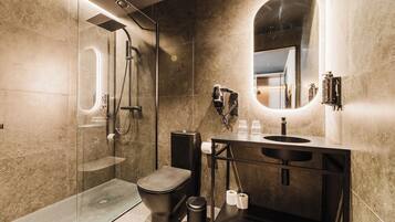 Eenvoudige kamer | Badkamer | Een douche, een haardroger, handdoeken, zeep