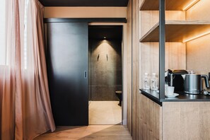 Junior tweepersoonskamer, balkon | Een kluis op de kamer, een laptopwerkplek, verduisterende gordijnen