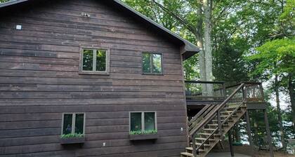 Boulder Lake waterfront home- Kayaks, Canoes and Bike Trail Access