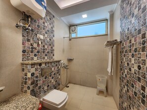 Deluxe-værelse | Badeværelse | Bruser, gratis toiletartikler, Sæbe, Shampoo