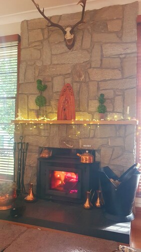 Cozy rustic cottage in the heart of Mt Beauty.Stone fireplace,off street parking