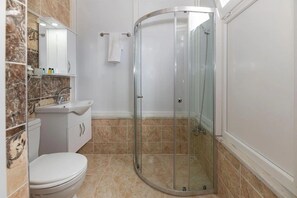 Standard Quadruple Room | Bathroom | Shower, free toiletries, hair dryer, slippers - Avrupa Palace Hotel (Istanbul)