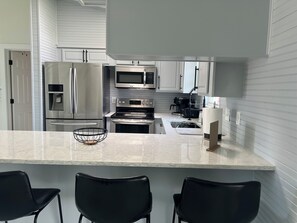 Kylskåp, mikrovågsugn, ugn och spishäll