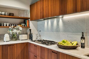 Een koelkast, een microgolfoven, een oven, een vaatwasser