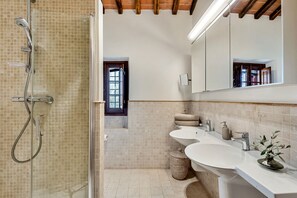 Dusche, Haartrockner, Handtücher