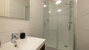 Apartemen Deluks, pemandangan kota | Kamar mandi | Shower