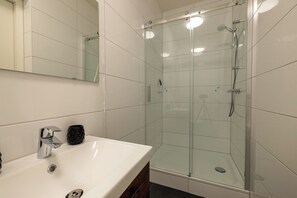 Deluxe-Apartment, Stadtblick | Badezimmer | Dusche