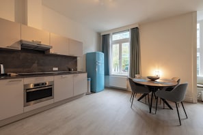 Apartamento luxo, vista para a cidade | Cozinha privada | Geladeira grande, fogão, cooktop, lava-louças
