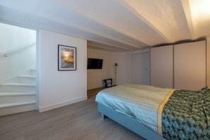 Apartamento luxo, vista para a cidade | 1 quarto, ferros/tábuas de passar roupa, berços grátis
