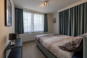 1 chambre, fer et planche à repasser, lits bébé (gratuits)