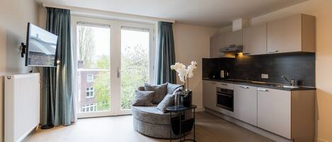 Deluxe Apartment, City View | Living area