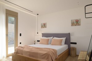 Ein modernes Schlafzimmer mit einem großen Bett, einem Nachttisch und einem Fenster mit Vorhängen.