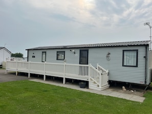 Cabin | Exterior - Luxury 2 Bedroom van Pets go Free (Hunstanton)