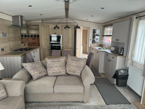 Luxury 2 Bedroom van Pets go Free