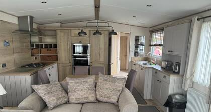 Luxury 2 Bedroom van Pets go Free