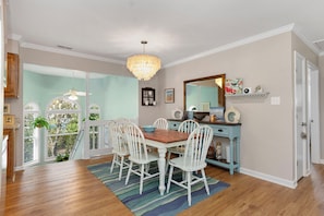 Dining - 3 BR Comfortable Cottage walking distance to beach, local shops, restaurants (Emerald Isle)