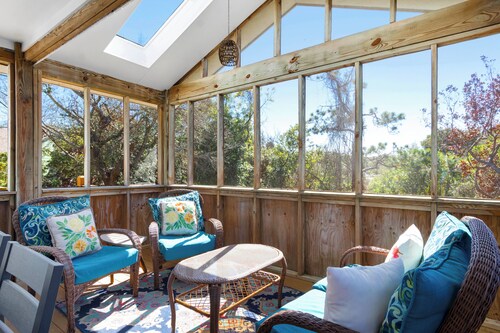 3 BR Comfortable Cottage walking distance to beach, local shops, restaurants