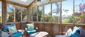 3 BR Comfortable Cottage walking distance to beach, local shops, restaurants