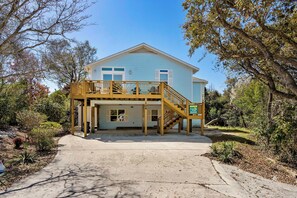 Exterior - 3 BR Comfortable Cottage walking distance to beach, local shops, restaurants (Emerald Isle)