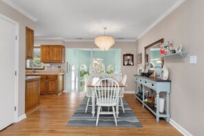 Dining - 3 BR Comfortable Cottage walking distance to beach, local shops, restaurants (Emerald Isle)
