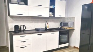 Apartamento | Cocina privada | Frigorífico, microondas, horno y placa de cocina