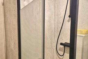 Apartment | Bathroom | Shower, towels - Seaside Haven Retreat in Nerezine (Mali Losinj)