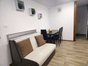 Apartment | Dining - Seaside Haven Retreat in Nerezine (Mali Losinj)